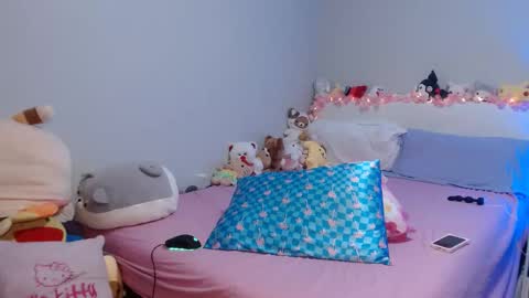 Snapshot of alexxkiing chatting on 02/23/25, 04:39 Alex online show from 02/23/25, 04:39