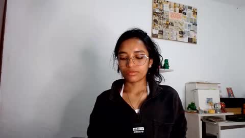 Snapshot of alia054 chatting on 03/19/26, 01:59 Alia online show from 03/19/26, 01:59