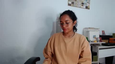 Snapshot of alia054 chatting on 03/20/26, 01:38 Alia online show from 03/20/26, 01:38