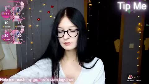 Snapshot of alicamoons chatting on 09/18/25, 11:45 Alica online show from 09/18/25, 11:45