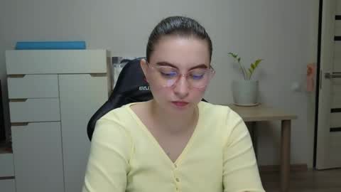 Snapshot of alice_________________________ chatting on 04/18/26, 08:42 Alice online show from 04/18/26, 08:42