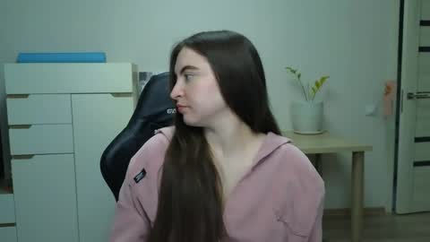 Snapshot of alice_________________________ chatting on 04/19/26, 04:28 Alice online show from 04/19/26, 04:28