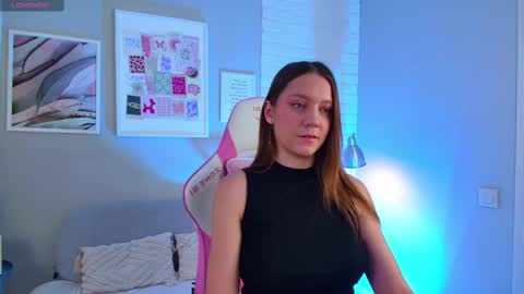 Snapshot of alice_charmy chatting on 03/04/25, 05:11 Alice in Wonderland online show from 03/04/25, 05:11