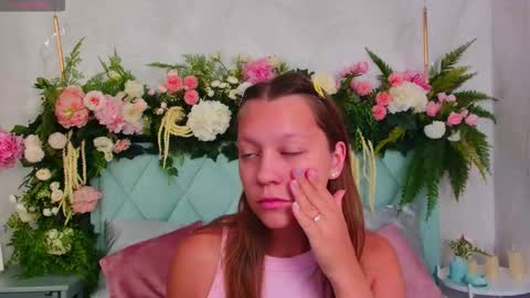 Snapshot of alice_charmy chatting on 09/15/25, 06:24 Alice in Wonderland online show from 09/15/25, 06:24