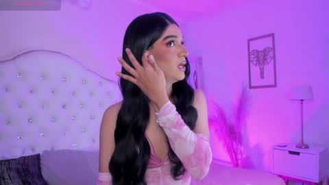 Snapshot of alice_graay_ chatting on 01/17/25, 05:42 Alice Graay online show from 01/17/25, 05:42