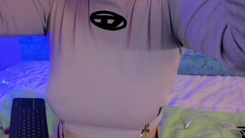 Snapshot of alice_martinez_ chatting on 01/23/25, 04:52 alice and amber online show from 01/23/25, 04:52