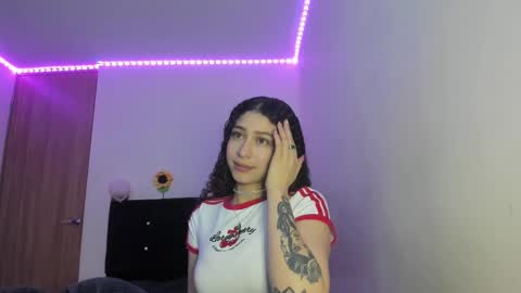 Snapshot of alice_martinez_ chatting on 02/25/25, 08:14 alice and amber online show from 02/25/25, 08:14