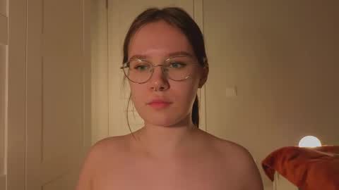 Snapshot of alice_miiiller chatting on 05/11/26, 06:16 Alice online show from 05/11/26, 06:16