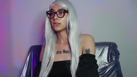 Snapshot of alice_phantom chatting on 12/21/25, 02:08 online show from 12/21/25, 02:08