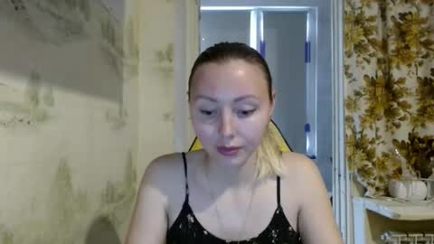 Snapshot of alice_smiles chatting on 05/18/26, 12:00 Alice smiles online show from 05/18/26, 12:00