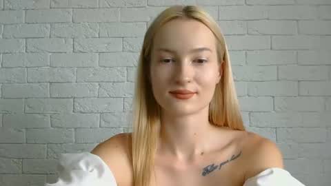 Snapshot of alice_sweet_01 chatting on 06/25/26, 11:04 Alice online show from 06/25/26, 11:04