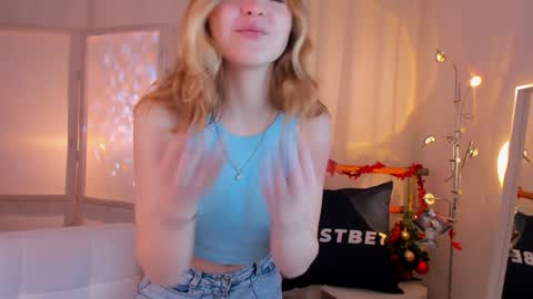 Snapshot of alice_tucci chatting on 12/19/24, 01:40 Alice  online show from 12/19/24, 01:40