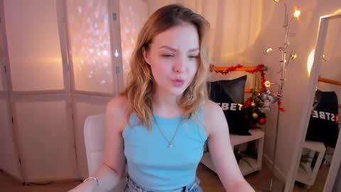 Snapshot of alice_tucci chatting on 12/19/24, 07:51 Alice  online show from 12/19/24, 07:51