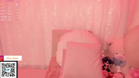 Snapshot of alice_wiinter chatting on 09/25/25, 06:11 Alice online show from 09/25/25, 06:11