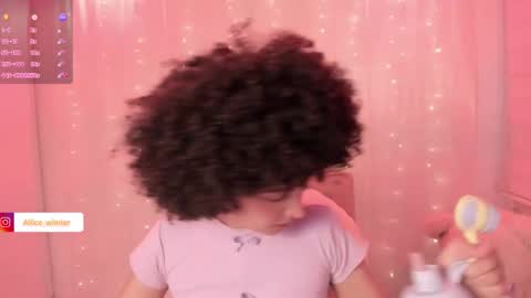 Snapshot of alice_wiinter chatting on 11/17/25, 06:24 Alice online show from 11/17/25, 06:24