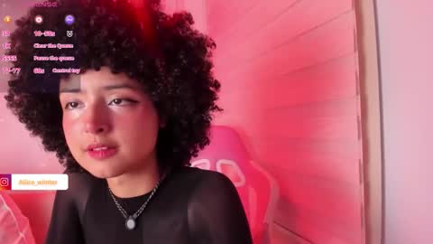 Snapshot of alice_wiinter chatting on 12/19/25, 07:21 Alice online show from 12/19/25, 07:21