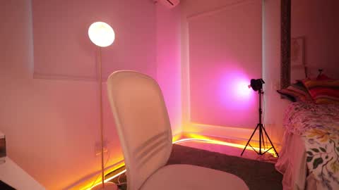 Snapshot of alicealberts chatting on 09/13/25, 10:20 alicealberts online show from 09/13/25, 10:20