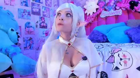 Snapshot of alicebenett_ chatting on 05/17/26, 10:28 online show from 05/17/26, 10:28