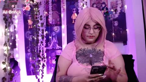 Snapshot of alicebrinck chatting on 12/19/24, 11:14 Alice Brinck online show from 12/19/24, 11:14