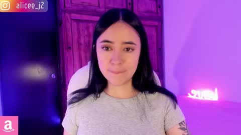 Snapshot of alicee_2 chatting on 02/17/25, 10:07 Aliceee .. 97YP9VWGZHrefnav wishlist lists 1 online show from 02/17/25, 10:07