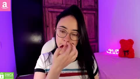 Snapshot of alicee_2 chatting on 05/08/26, 01:27 Aliceee .. 97YP9VWGZHrefnav wishlist lists 1 online show from 05/08/26, 01:27