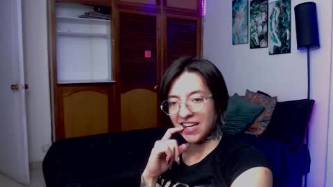 alicee_logan_ online show from 11/12/25, 02:01