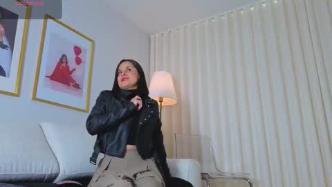 Snapshot of alicee_milf_ chatting on 03/17/26, 11:35 Aleja online show from 03/17/26, 11:35