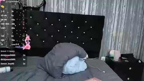 Snapshot of alicee_moonn chatting on 11/21/25, 08:35 alicee_moonn online show from 11/21/25, 08:35