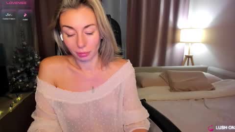 Snapshot of aliceevan chatting on 12/20/25, 02:18 Daniella online show from 12/20/25, 02:18