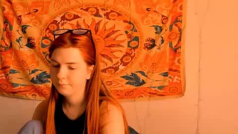 Snapshot of aliceinredsquare_ chatting on 06/14/26, 05:09 Alice online show from 06/14/26, 05:09