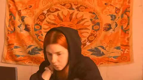 Snapshot of aliceinredsquare_ chatting on 06/19/26, 04:39 Alice online show from 06/19/26, 04:39