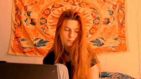 Snapshot of aliceinredsquare_ chatting on 07/18/26, 05:22 Alice online show from 07/18/26, 05:22