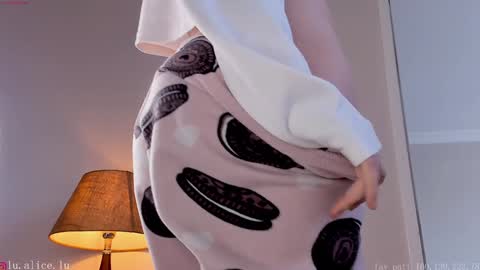 Snapshot of alicelu_ chatting on 02/05/25, 10:08 Elle online show from 02/05/25, 10:08