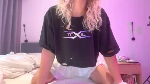 AlicePinkhead online show from 10/16/25, 08:26