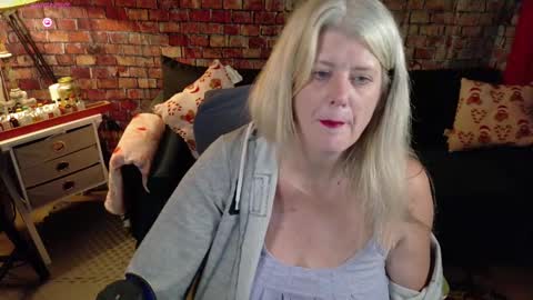 Snapshot of alicescuriosity chatting on 12/19/24, 02:45 Alices Curiosity online show from 12/19/24, 02:45