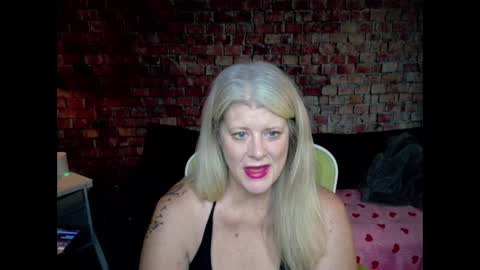 Snapshot of alicescuriosity chatting on 02/16/25, 06:43 Alices Curiosity online show from 02/16/25, 06:43