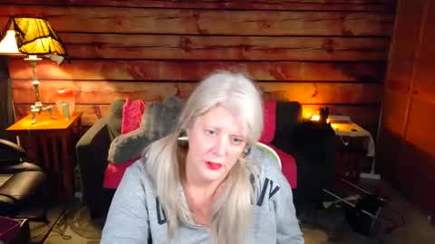 Snapshot of alicescuriosity chatting on 10/31/25, 03:29 Alices Curiosity online show from 10/31/25, 03:29