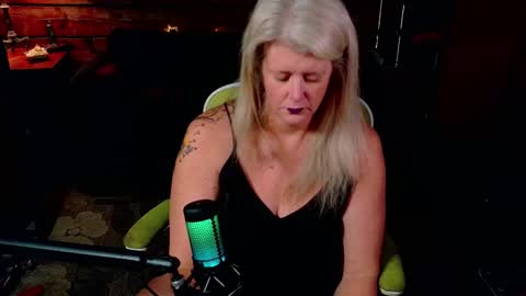 Snapshot of alicescuriosity chatting on 12/17/25, 05:24 Alices Curiosity online show from 12/17/25, 05:24