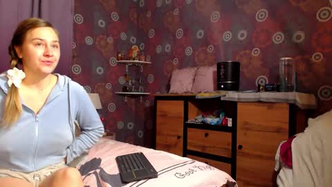 Snapshot of alicewetsquirt chatting on 02/04/26, 12:49 alicewetsquirt online show from 02/04/26, 12:49