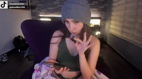 Snapshot of alicewillow chatting on 03/06/25, 02:41 Alice online show from 03/06/25, 02:41