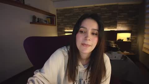 Snapshot of alicewillow chatting on 10/20/25, 10:43 Alice online show from 10/20/25, 10:43