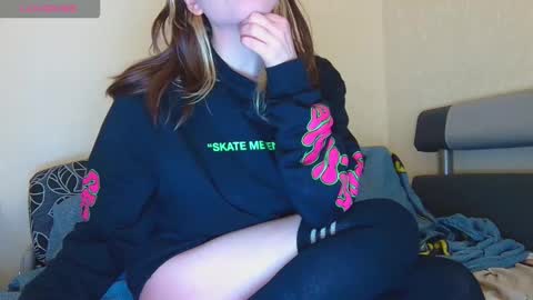 Snapshot of alicewoolfy chatting on 10/15/25, 12:44 AliceWoolfy online show from 10/15/25, 12:44