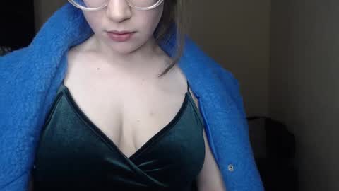 Snapshot of alicia_folow chatting on 02/08/25, 09:35 Alicia online show from 02/08/25, 09:35