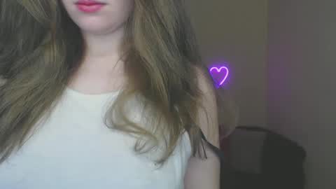 Snapshot of alicia_folow chatting on 02/22/25, 06:28 Alicia online show from 02/22/25, 06:28