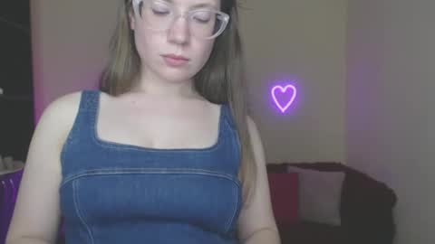 Snapshot of alicia_folow chatting on 02/22/25, 04:30 Alicia online show from 02/22/25, 04:30