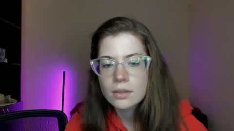 Snapshot of alicia_folow chatting on 03/11/25, 12:28 Alicia online show from 03/11/25, 12:28