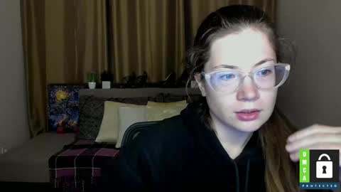 Snapshot of alicia_folow chatting on 09/17/25, 11:23 Alicia online show from 09/17/25, 11:23