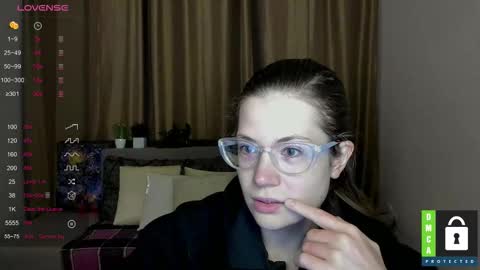 Snapshot of alicia_folow chatting on 10/01/25, 11:27 Alicia online show from 10/01/25, 11:27