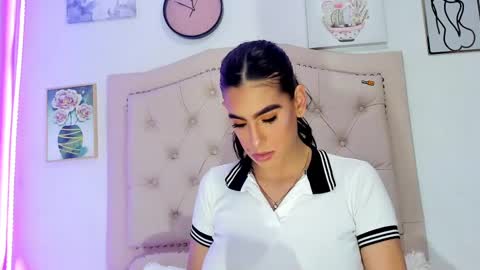 Snapshot of alicia_trece chatting on 02/19/25, 12:46 online show from 02/19/25, 12:46