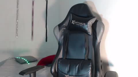 Snapshot of alid_17 chatting on 12/14/24, 10:13 Alid 17 online show from 12/14/24, 10:13